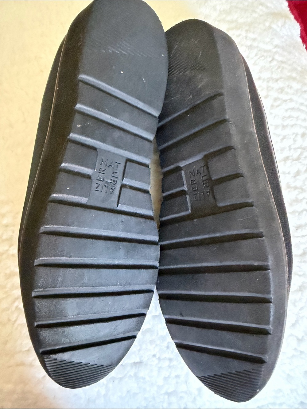 Allen Edmonds Black Leather Chain-Trim Slip-On Loafers. Size 8 - Picture 3 of 6